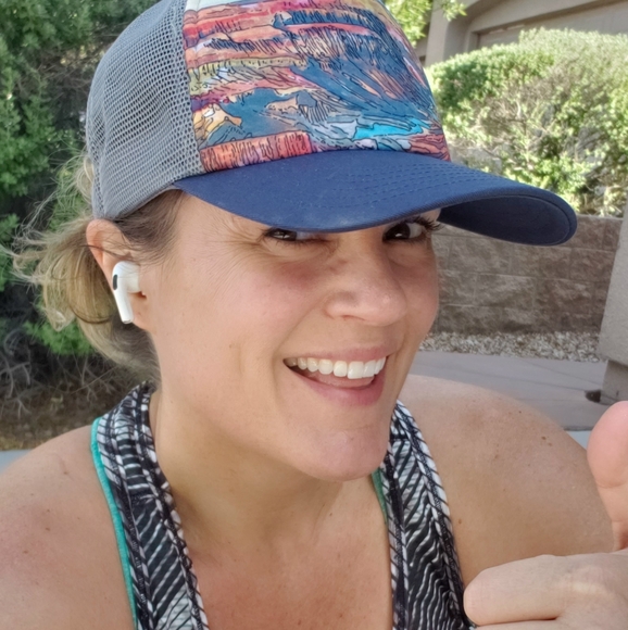 Meet your Posher, Nicole - Picture 3 of 4